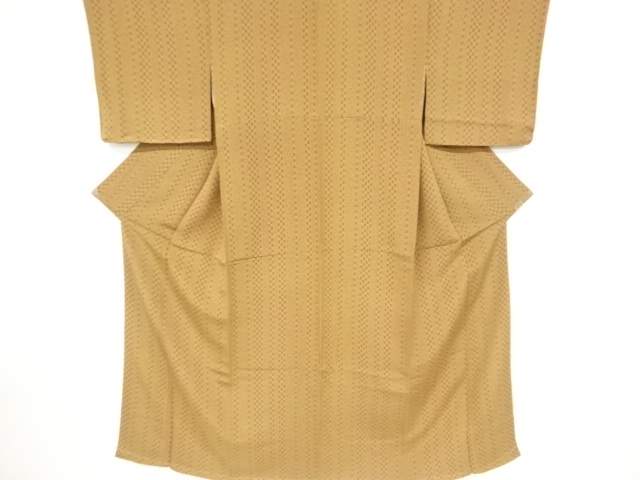 未使用品　仕立て上がり　縮緬地矢羽根に花模様小紋着物